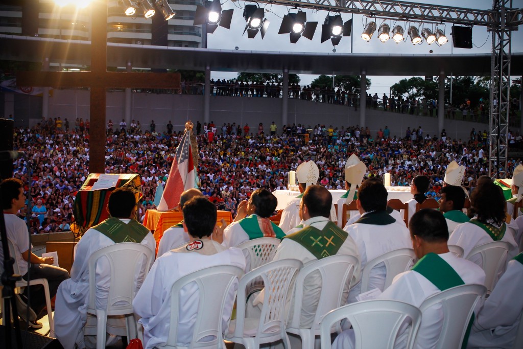 Mais de quatro mil pessoas participam da celebração de abertura.